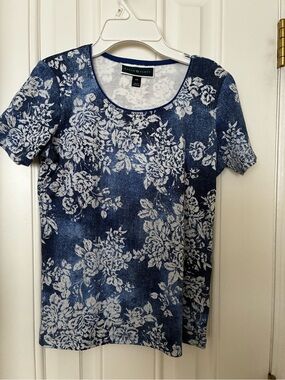 Karen, Scott women’s blue and white knit short sleeve top with floral design